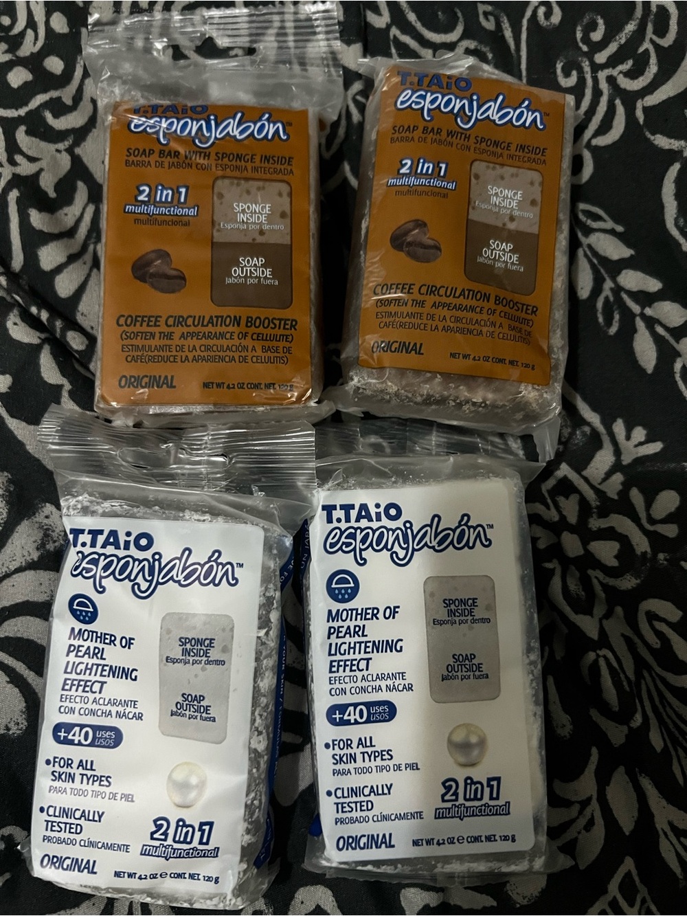 T.T.AIO Esponjabón 2-in-1 Exfoliating Soap Bar with Sponge - Brown & White